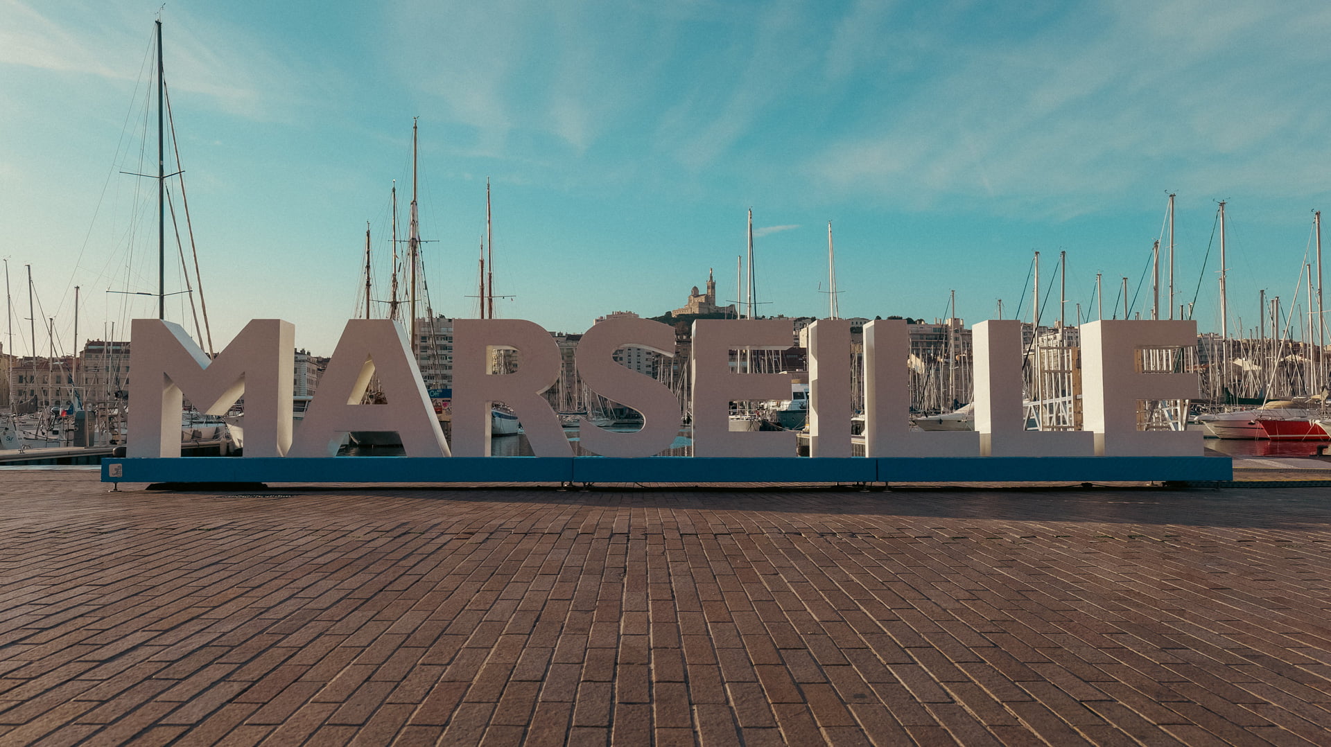 Instantanés matinaux : La magie du Vieux Port de Marseille en 30 photos